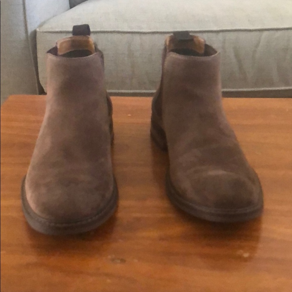 Vionic Chelsea boots